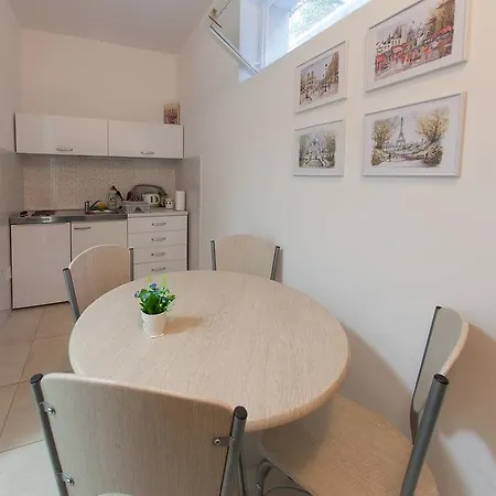 Hortenzija Apartment *